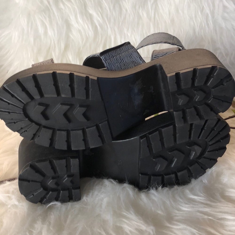 NWOT G by guess ankle strap black lug platform - Picture 6 of 6
